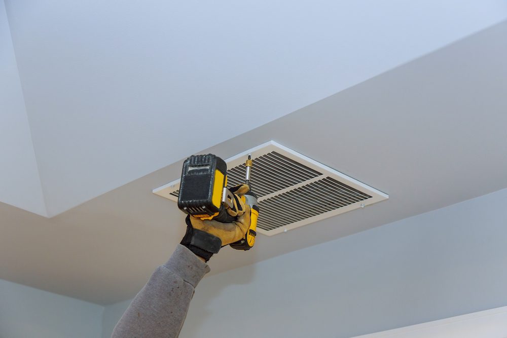 Installatie van een ventilatiesysteem in het plafond