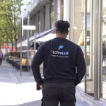 Flowplus-technieker in een winkelstraat