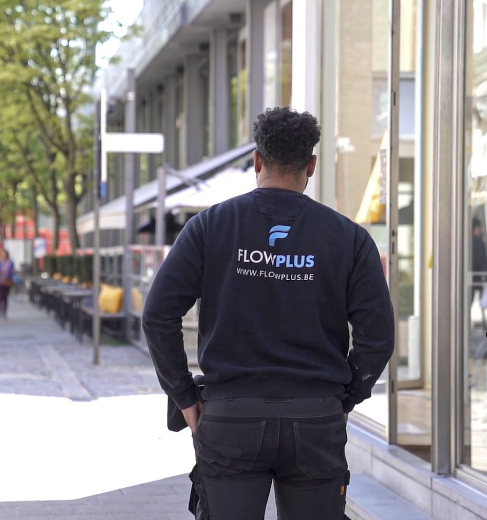 Flowplus-technieker in een winkelstraat
