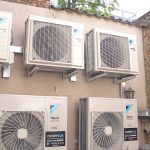 Vijf Daikin buitenunits aan een gevel