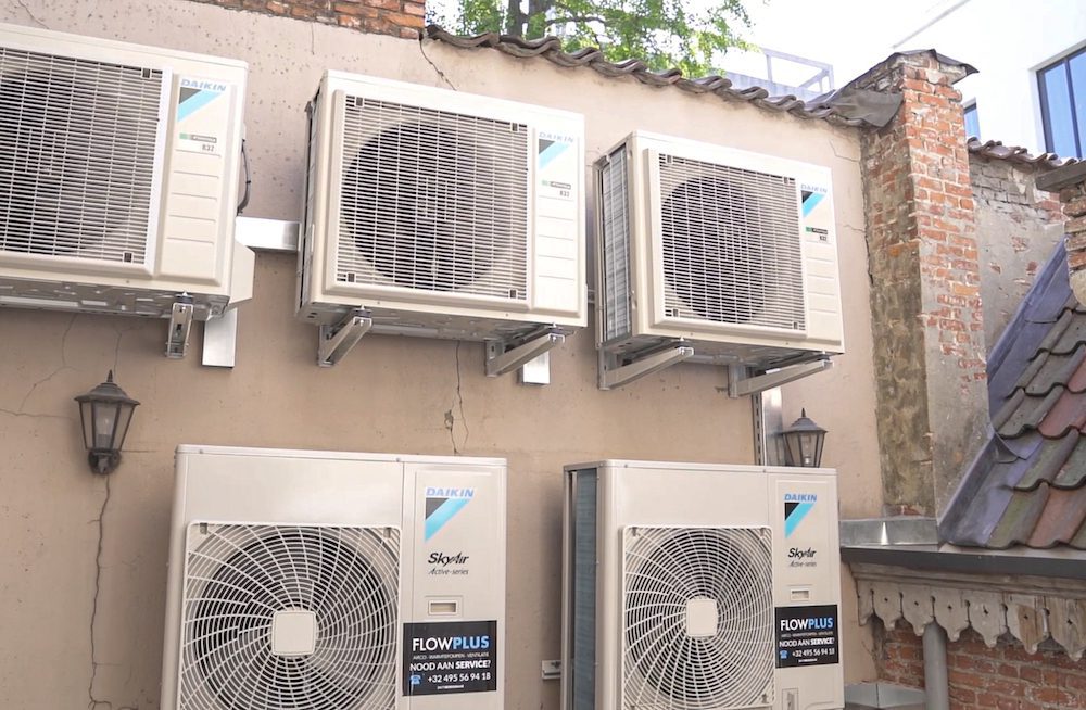 Vijf Daikin buitenunits aan een gevel