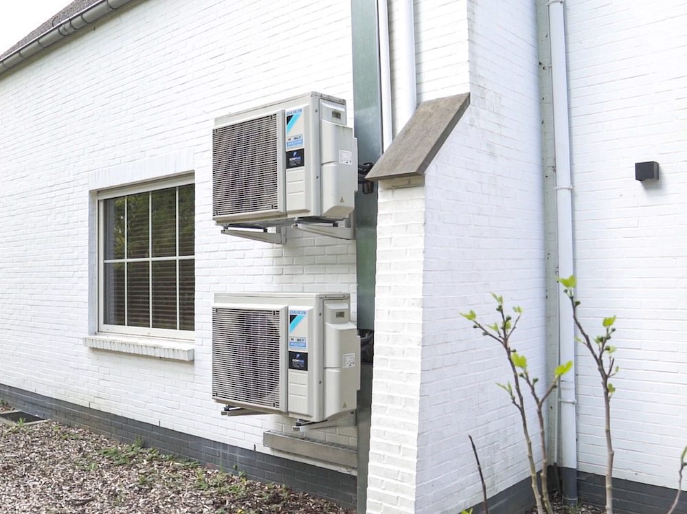 Twee Daikin buitenunits aan een witte gevel